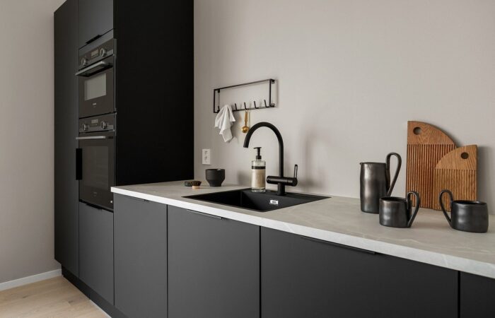 Comment_intégrer_la_combinaison_de_gris_et_bois_dans_votre_cuisine